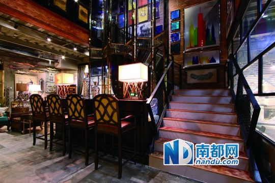7米高的玻璃屏風(fēng)打造有味道的吧臺(tái)。