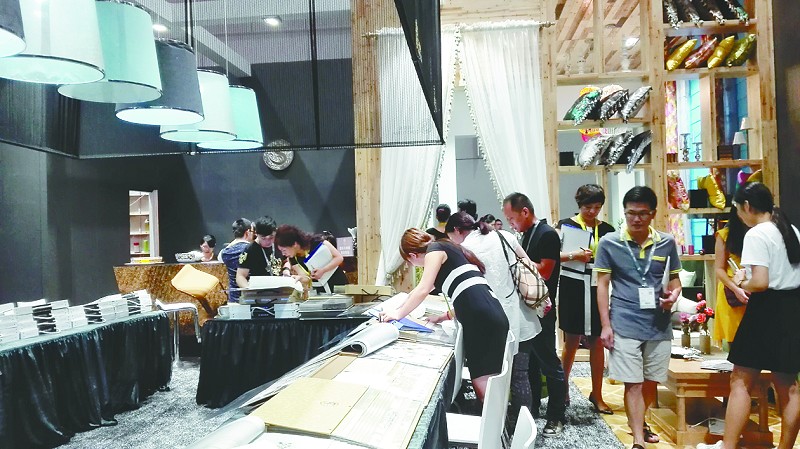 作為國內(nèi)領(lǐng)先的中高端生活用品市場專業(yè)展會——中國（上海）國際時尚家居用品展覽會（簡稱“上海時尚家居展”）今年邁入第十個年頭，將于9月20日～22日在上海新國際博覽中心舉行。上一屆展會參展商數(shù)量創(chuàng)歷史紀(jì)錄，共吸引來自14個國家和地區(qū)的379家參展企業(yè)參展。上海時尚家居展作為國內(nèi)家居及生活用品行業(yè)久富盛名的品牌盛會，來自國內(nèi)外的知名行業(yè)巨頭均紛紛確定本屆繼續(xù)參展。